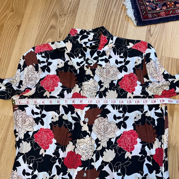Equipment (S) 100% silk blouse, rose floral pattern. - Picture 7 of 14